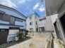 周囲の建物と空が調和する、落ち着いた雰囲気の場所です。日々の暮らしに静かな安らぎをもたらします。
