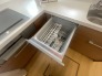 日々の家事の負担を軽減し、暮らしにゆとりを生み出す機能的な設備が整っています。木目調の温かみと清潔感あるホワイトの調和が心地よく、日々の丁寧な暮らしをサポートする洗練された空間です
