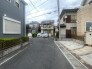 落ち着いた住宅地の一角に位置し、穏やかな日常の風景が広がります。周囲と調和する静かな住環境が魅力で、日々の暮らしに心安らぐ時間と程よい距離感をもたらしてくれる、心地よいロケーションです
