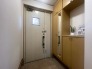 日々の帰宅を穏やかに迎えてくれる、落ち着いた佇まい。木の温もりが調和する空間は、住まい全体の心地よさを象徴するような端正な設えとなっており、訪れる人を優しい印象で包み込んでくれます
