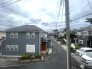 落ち着いた色調の建物が並ぶ、穏やかな時間が流れる住宅街の風景です。周囲と調和する静かな佇まいが、日々の暮らしに心地よい安らぎをもたらしてくれることでしょう。空の広がりを感じる、健やかな毎日がここから始まります
