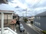 穏やかな住宅街の静けさが漂い、日常の風景が広がります。視界を遮る高い建物が少なく、空を近くに感じられる開放感のある眺望です。気負わずに過ごせる、落ち着いた暮らしの空気がここにあります
