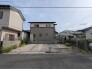 閑静な住宅街に佇む、日々の暮らしに寄り添う落ち着いた雰囲気の住まいです。