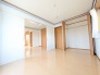 木目の温もりと清潔感のあるホワイトが調和し、暮らしにゆとりと心地よい開放感をもたらす室内です。