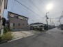 落ち着いた街並みに溶け込み、日々の暮らしが穏やかに流れる住宅地の風景。