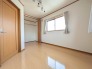 木の温もりが心地よく伝わる、飾らない素直な佇まいが暮らしに穏やかな落ち着きをもたらします。