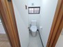 新しくお住まいになる方のことを考えて、トイレも新品に交換しました。
