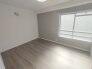 ベースカラーと異なった配色の壁紙を使用。ちょっとお部屋の雰囲気が変わります。
