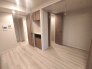 明るい色調の床と木目調の建具が調和し、すっきりとした清潔感を感じさせる室内です。
