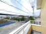 車通りの少ない閑静な住宅地、のびのびした子育てに適します。
