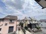主に二階建てが中心の住宅街。近隣の屋根を高さを見ても、こちらの家と同じくらい。
