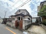 幅員の狭い道ですが、車通りの少ない住宅街に立地してます。
