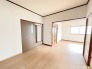 すっきりとした内装が心地よい、飽きのこないシンプルな空間です。日々の暮らしに寄り添う落ち着きがあります。
