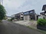 落ち着いた色合いの外観が周囲の街並みと調和し、日々の暮らしに静かな安らぎをもたらす住まいです。