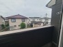 周囲の落ち着いた街並みを一望でき、穏やかな時の流れを感じられる眺望が魅力の住環境です。