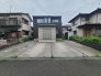 落ち着いた色合いの佇まいが周囲の街並みに自然と馴染む、穏やかな日常を予感させる住まいです。