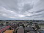 空の広がりを感じる、開放的な眺望。街並みを一望できる穏やかな時間が流れる空間です。

