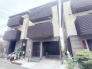 明るい色調と深みのある素材のコントラストが美しい3階建て。モダンなデザインが日常を豊かに彩ります。
