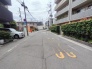 駐車が苦手な方にも嬉しい、前面８ｍ道路に面した住まい。
