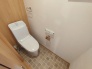 新しくお住まいになる方のことを考えて、トイレも新品に交換しました。
