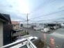 建物の密集感の少ない開放的な眺望が広がり、日常の風景に落ち着きとゆとりを感じさせてくれる住環境です
