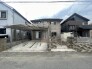 落ち着いた色調の外壁と重厚感のある門扉が調和し、日々の生活を穏やかに包み込む、洗練された佇まいの住まいです

