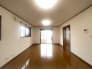 温かみのある木目調の床と落ち着いた建具が調和し、日々の暮らしに安らぎをもたらす心地よい空間です。広々とした室内はどのような使い方も受け入れる素直な造りで、日々の生活を穏やかに包み込んでくれます
