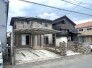 落ち着いた色調の外観が街並みに溶け込み、重厚感と日々の暮らしやすさを両立させた佇まいが、穏やかな生活の拠点として安心感をもたらします
