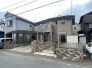 落ち着いた色調のタイル外壁が重厚感を醸し出す、洗練された佇まいの住まい。ゆとりある駐車スペースを備え、街並みに調和する穏やかな雰囲気が、日々の暮らしに安らぎと誇りをもたらしてくれそうです
