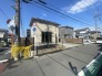 閑静な住宅街に佇む、すっきりと整った外観の建物です。周囲には落ち着いた空気が流れ、日々の暮らしに心地よい静けさと穏やかな時間が感じられます

