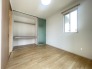 住まい全体の調和を大切にした、すっきりと開放的な空間です。無駄のないシンプルな造りが心地よい余白を生み、日々の暮らしに穏やかな落ち着きと広がりをもたらしてくれる、素朴で親しみやすい一室です
