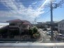 空の広がりを感じる穏やかな住宅街の風景が、日々の暮らしに心地よい開放感と落ち着きをもたらしてくれます
