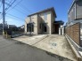 青空の下で穏やかな存在感を放つ住まい。すっきりとした外観は街並みに心地よく馴染み、日々の暮らしに穏やかな安らぎをもたらしてくれる佇まいです

