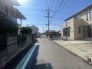 穏やかな空気が流れる閑静な住宅街。空の青さが際立つすっきりとした景観の中で、日々の暮らしがゆったりと過ぎていくような落ち着きある住環境が広がっています
