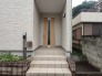 住まいの顔として、優しく迎えてくれる穏やかな佇まい。清潔感のある色合いが心地よい毎日を予感させます。
