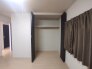 白を基調とした壁面にダークカラーの建具が映え、洗練された落ち着きのある空間が広がります。
