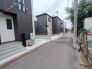 幅員の狭い道ですが、車通りの少ない住宅街に立地してます。

