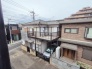 住宅街の中の一戸建て、あたりはほとんど住宅です。
