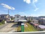 車通りの少ない閑静な住宅地、のびのびした子育てに適します。
