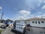 住宅街の中の一戸建て、あたりはほとんど住宅です。

