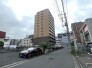 落ち着いた色調の佇まいが、街の景色に静かに溶け込んでいます。日々の生活を穏やかに支える、安定感のある住まいです

