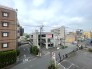 空が広く見渡せる開放的な眺望が広がり、都市の利便性と日常の落ち着きが調和した心地よい景観を望むことができます
