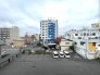 角部屋から広がる眺望は、空を広く感じさせ、街の落ち着いた日常風景を静かに見渡すことができる心地よい開放感をもたらします
