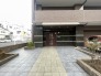 重厚感のある石目調の意匠が印象的なエントランスは、日々の暮らしに静かな誇りと品格をもたらし、帰宅するたびに心地よい落ち着きを感じさせてくれる洗練された空間です
