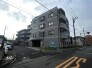 落ち着いた色調の外観が街並みに静かに溶け込み、日々の暮らしに安らぎの風景をもたらします
