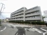 落ち着いた色調のタイル貼りが洗練された印象を与え、街並みに穏やかに溶け込む佇まいが魅力の住まいです
