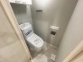 落ち着いた色調のアクセントクロスを取り入れ、上品で安らぎを感じさせる空間に整えました。設備も新規に交換済みで、日々の暮らしに心地よい清潔感とゆとりをもたらします
