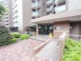 最寄り駅まで徒歩13分。この距離だと、運動不足も少し解消されるかも。
