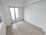 今からここを誰のお部屋にしようか、そんな洋室。大きさは5.6帖です。
