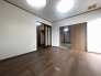 落ち着いた色調の建具が空間に深みをもたらし、住まう人の個性を引き立てる穏やかな空気感が広がります
